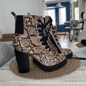 Steve Madden Snake Print Lace Up Lug Sole Heeled Boots Size 8